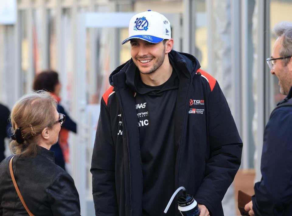 談笑するハース・フェラーリのエステバン・オコン（撮影・神子素慎一）