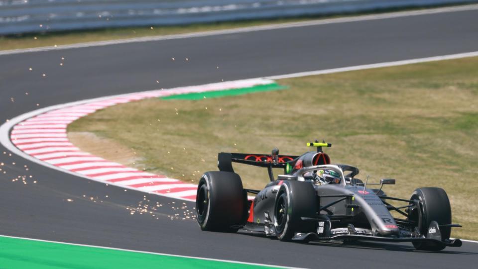 火花を散らし１３０を抜けるアウディのガブリエル・ボルトレート（撮影・神子素慎一）