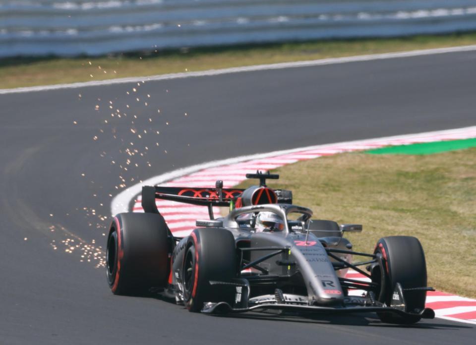 火花を散らし１３０を駆け抜けるアウディのニコ・ヒュルケンベルグ（撮影・神子素慎一）