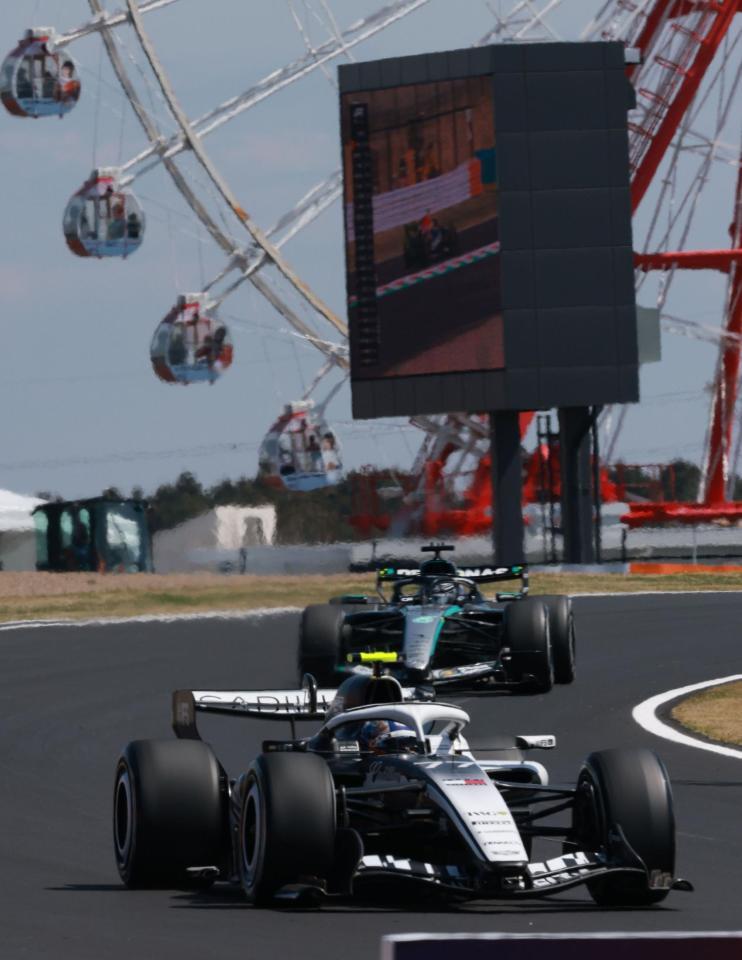 観覧車を背に好走するキャデラック・フェラーリのバルテリ・ボッタス（撮影・神子素慎一）