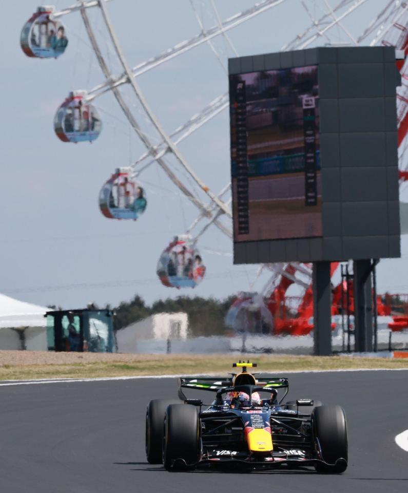 観覧車を背に好走するレッドブル・フォードのアイザック・ハジャー（撮影・神子素慎一）