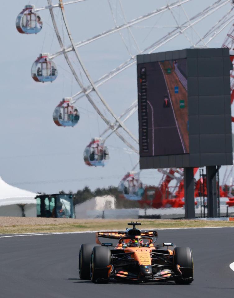 観覧車を背に力走するマクラーレン・メルセデスのオスカー・ピアストリ（撮影・神子素慎一）