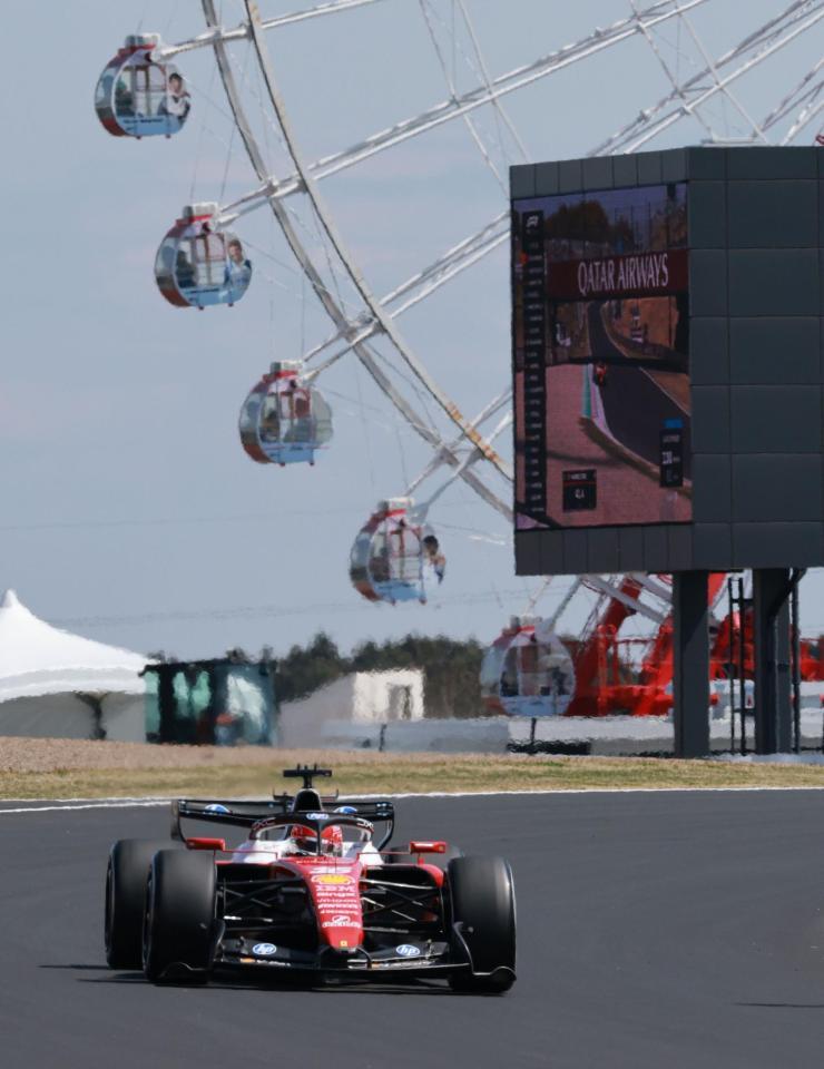観覧車を背に力走するフェラーリのシャルル・ルクレール（撮影・神子素慎一）