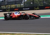 果敢に攻め込むフェラーリのシャルル・ルクレール＝鈴鹿サーキット（撮影・神子素慎一）