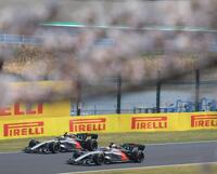 満開の桜の下、力走するアウディのニコ・ヒュルケンベルグ（奥）とアウディのガブリエル・ボルトレト＝鈴鹿サーキット（撮影・神子素慎一）