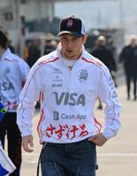 サーキット入りするレーシングブルズ・フォードのリアム・ローソン＝鈴鹿サーキット（撮影・神子素慎一）