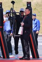 自転車担ぎ上げゲート通過するキャデラック・フェラーリのバルテリ・ボッタス＝鈴鹿サーキット（撮影・神子素慎一）