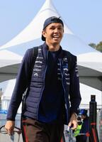 サーキット入りするウイリアムズ・メルセデスのアレクサンダー・アルボン＝鈴鹿サーキット（撮影・神子素慎一）