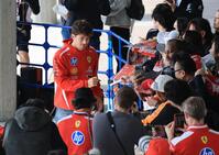 ファンにサインするフェラーリのシャルル・ルクレール＝鈴鹿サーキット（撮影・神子素慎一）