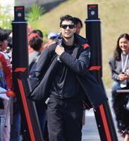 サーキット入りするハース・フェラーリのエステバン・オコン＝鈴鹿サーキット（撮影・神子素慎一）