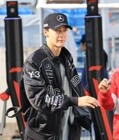 サーキット入りするメルセデスのジョージ・ラッセル＝鈴鹿サーキット（撮影・神子素慎一）