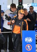 サーキット入りするマクラーレン・メルセデスのランド・ノリス＝鈴鹿サーキット（撮影・神子素慎一）