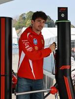 サーキット入りするフェラーリのシャルル・ルクレール＝鈴鹿サーキット（撮影・神子素慎一）