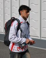 サーキット入りするレーシングブルズ・フォードのアービッド・リンドブラッド＝鈴鹿サーキット（撮影・神子素慎一）