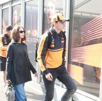 サーキット入りするマクラーレン・メルセデスのオスカー・ピアストリ＝鈴鹿サーキット（撮影・神子素慎一）