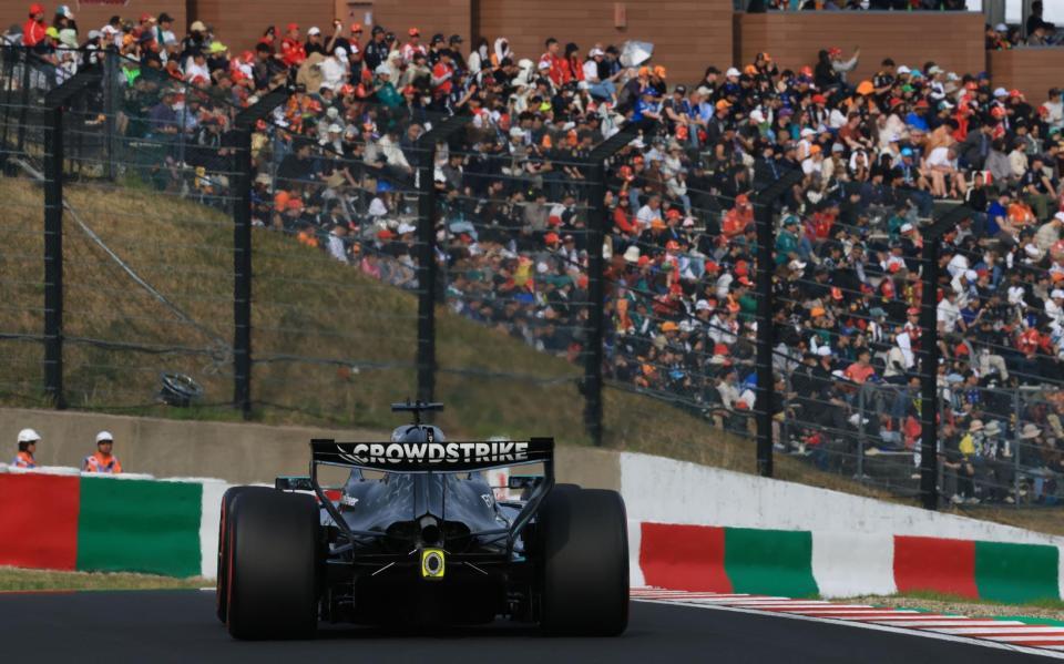 最終コーナーを駆け抜けるメルセデスのジョージ・ラッセル＝鈴鹿サーキット（撮影・神子素慎一）