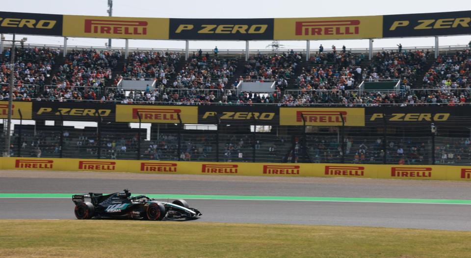 声援を受け好走するメルセデスのジョージ・ラッセル＝鈴鹿サーキット（撮影・神子素慎一）