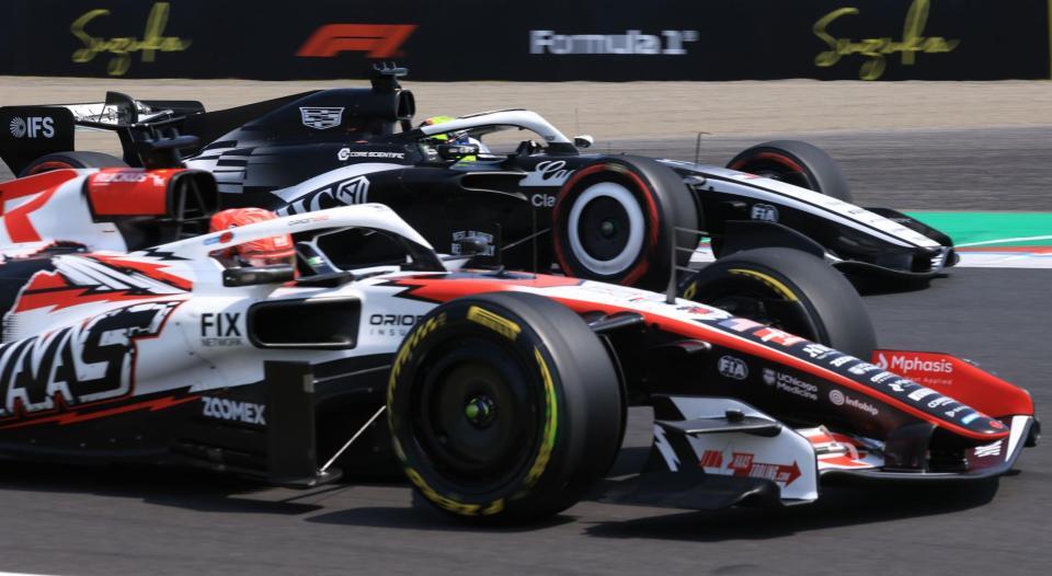 果敢に攻めるキャデラック・フェラーリのセルジオ・ペレス（奥）。手前はハース・フェラーリのエステバン・オコン（３１）＝鈴鹿サーキット（撮影・神子素慎一）