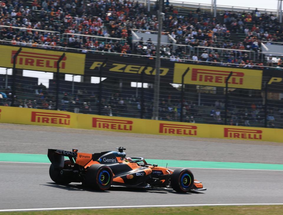 声援を受け力走するマクラーレン・メルセデスのオスカー・ピアストリ＝鈴鹿サーキット（撮影・神子素慎一）