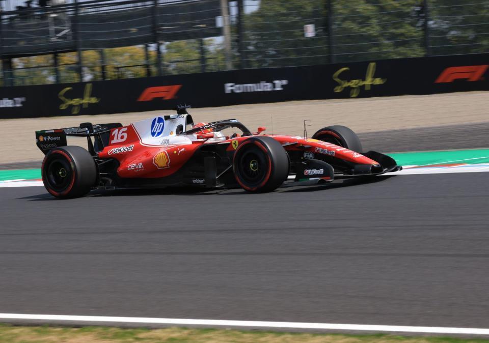 果敢に攻め込むフェラーリのシャルル・ルクレール＝鈴鹿サーキット（撮影・神子素慎一）