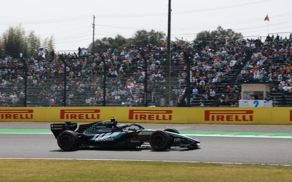 声援を背に力走するメルセデスのアンドレア・キミ・アントネッリ＝鈴鹿サーキット（撮影・神子素慎一）