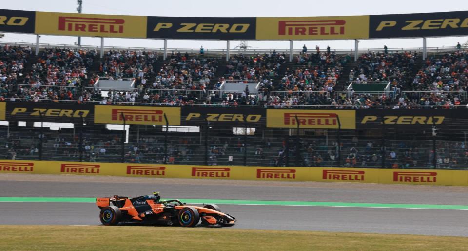 声援を背に力走するマクラーレン・メルセデスのランド・ノリス＝鈴鹿サーキット（撮影・神子素慎一）