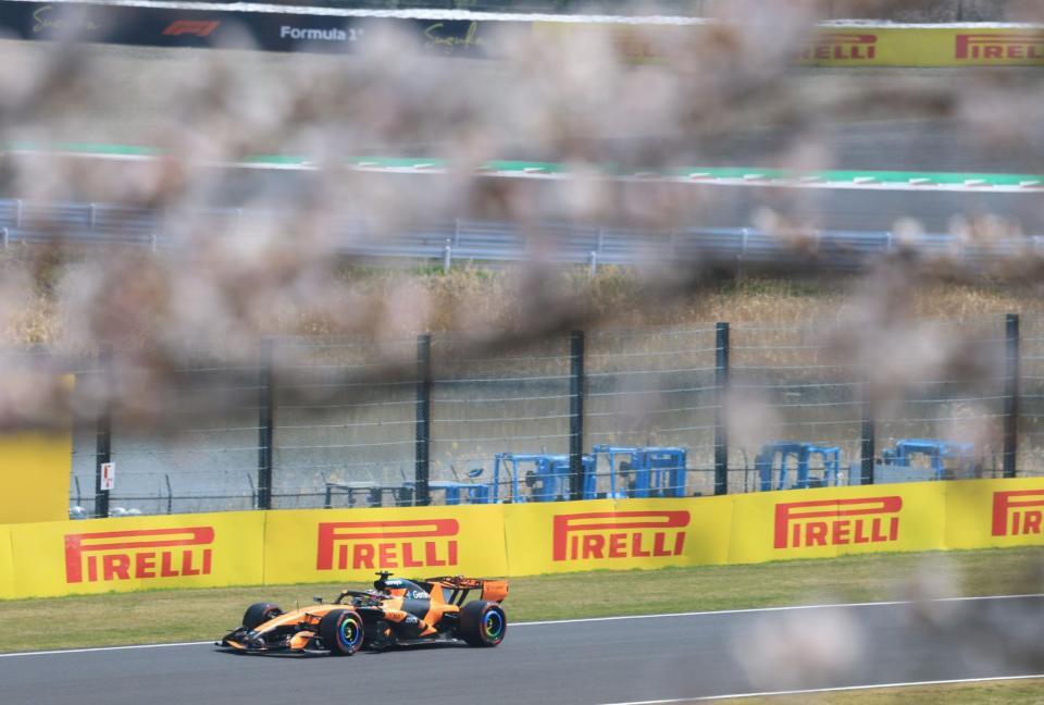 満開の桜の下、好走するマクラーレン・メルセデスのランド・ノリス＝鈴鹿サーキット（撮影・神子素慎一）
