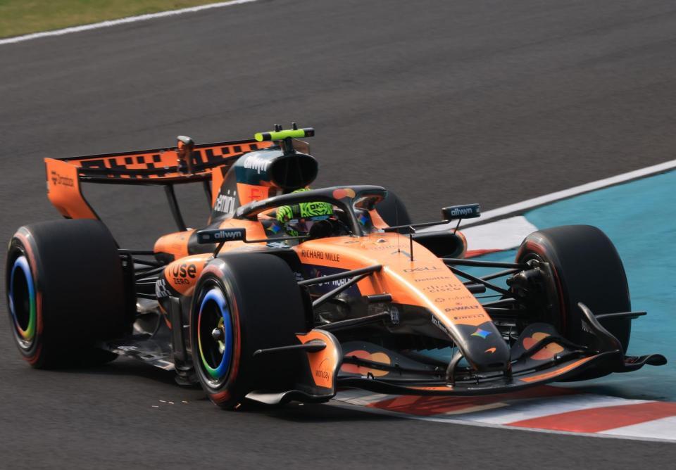 シケインを駆け抜けるマクラーレン・メルセデスのランド・ノリス＝鈴鹿サーキット（撮影・神子素慎一）