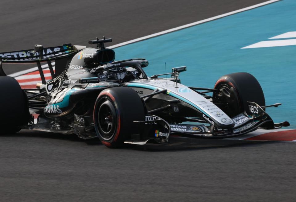 シケインを駆け抜けるメルセデスのジョージ・ラッセル＝鈴鹿サーキット（撮影・神子素慎一）