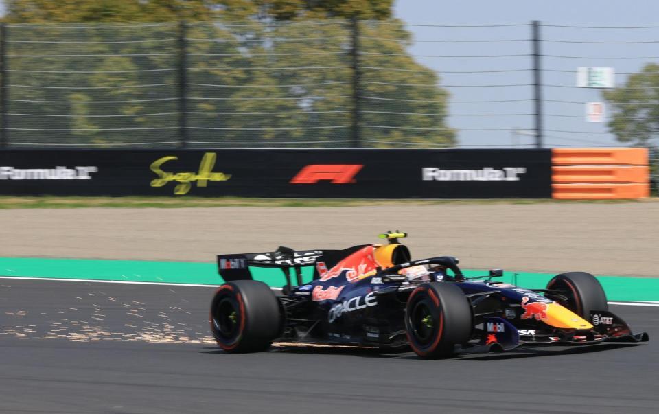 火花を散らし１コーナーへ飛び込むレッドブル・フォードのアイザック・ハジャー（撮影・神子素慎一）