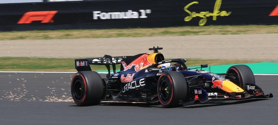 火花を散らし１コーナーへ飛び込むレッドブル・フォードのマックス・フェルスタッペン＝鈴鹿サーキット（撮影・神子素慎一）