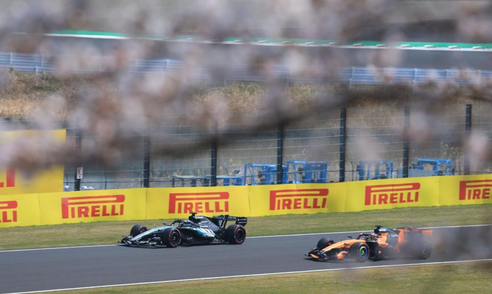 満開の桜の下、力走するメルセデスのジョージ・ラッセル（左）とマクラーレン・メルセデスのオスカー・ピアストリ＝鈴鹿サーキット（撮影・神子素慎一）