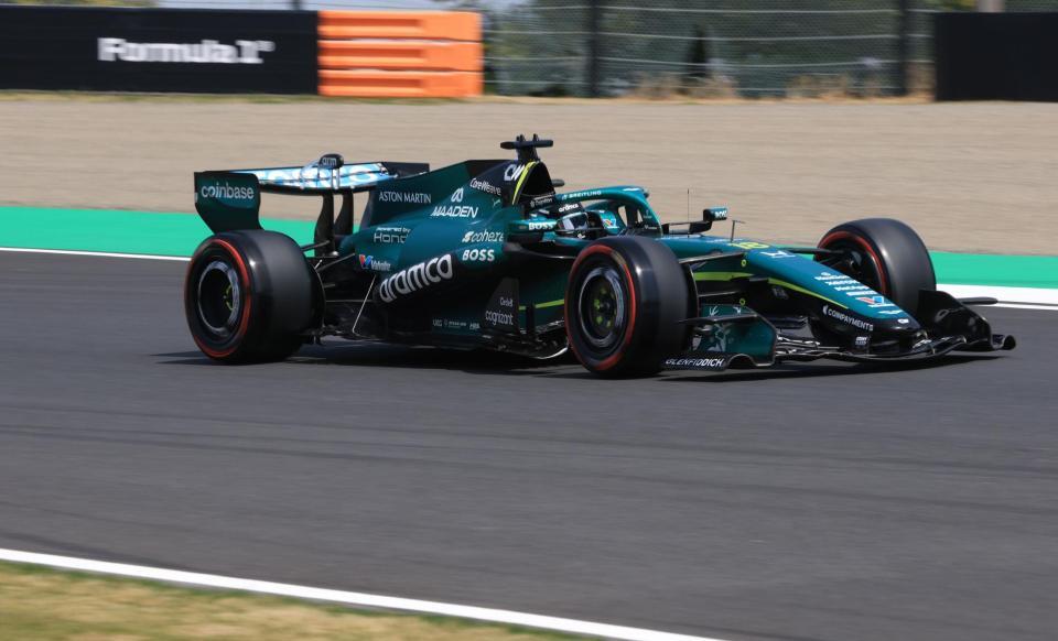 １コーナーを駆け抜けるアストンマーティン・ホンダのランス・ストロール＝鈴鹿サーキット（撮影・神子素慎一）