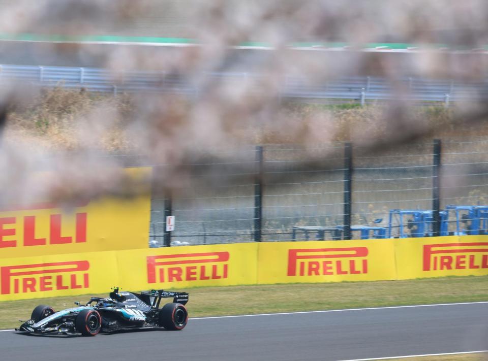 満開の桜の下、力走するメルセデスのアンドレア・キミ・アントネッリ＝鈴鹿サーキット（撮影・神子素慎一）