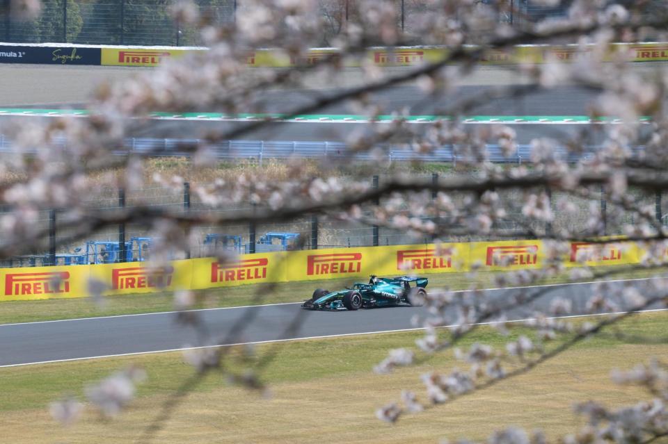 満開の桜の下、力走するアストンマーティン・ホンダのランス・ストロール＝鈴鹿サーキット（撮影・神子素慎一）