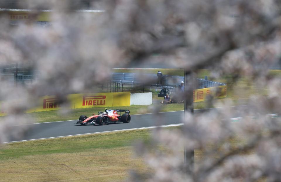 満開の桜の下、力走するフェラーリのルイス・ハミルトンハミルトン＝鈴鹿サーキット（撮影・神子素慎一）