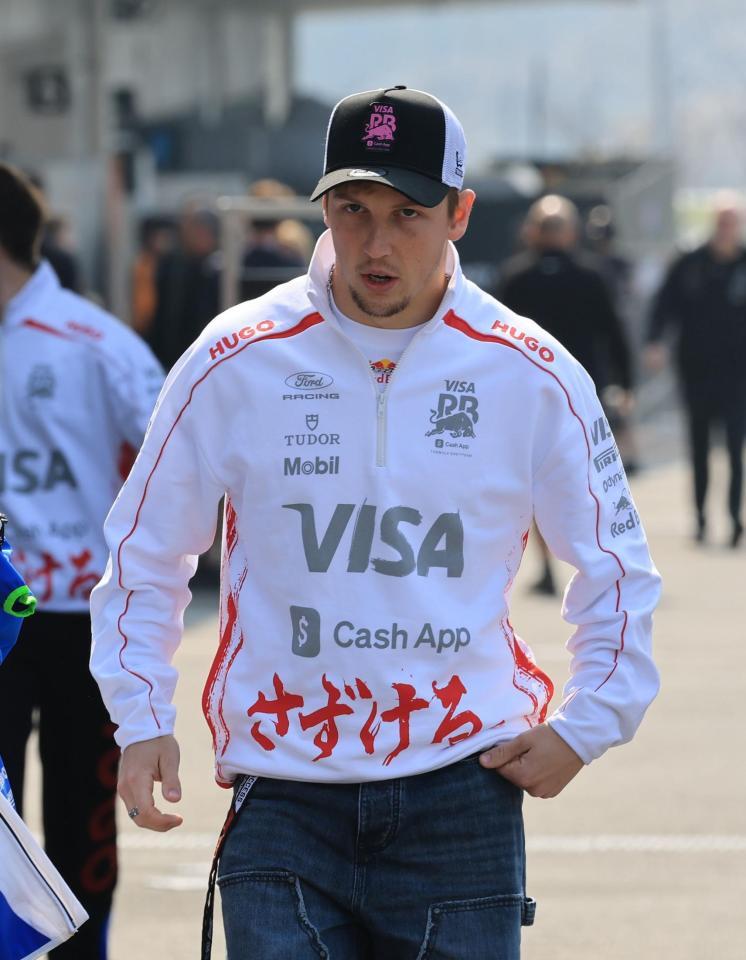 サーキット入りするレーシングブルズ・フォードのリアム・ローソン＝鈴鹿サーキット（撮影・神子素慎一）