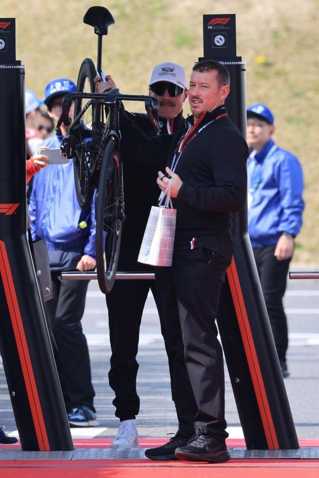 自転車担ぎ上げゲート通過するキャデラック・フェラーリのバルテリ・ボッタス＝鈴鹿サーキット（撮影・神子素慎一）