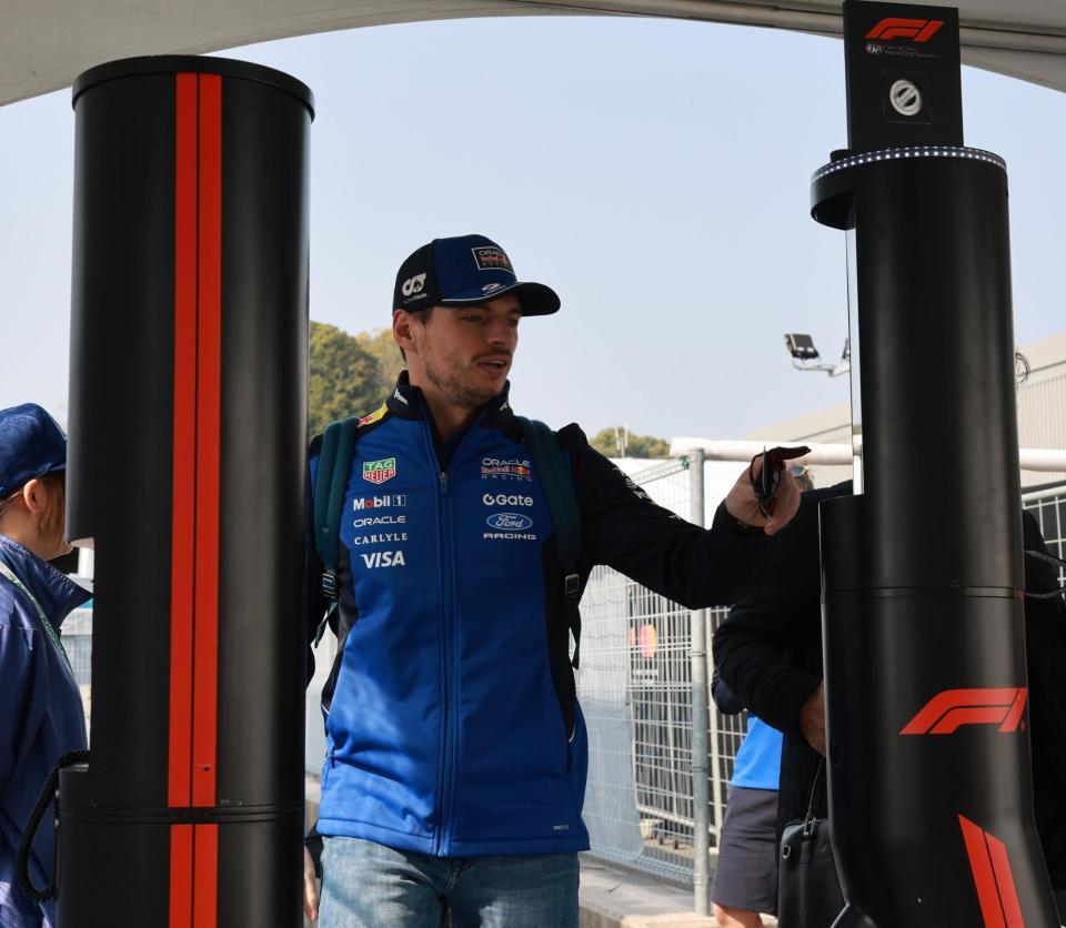 サーキット入りするレッドブル・フォードのマックス・フェルスタッペン＝鈴鹿サーキット（撮影・神子素慎一）