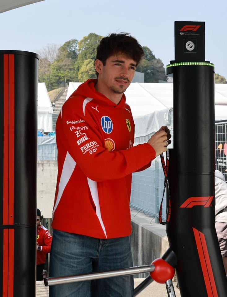 サーキット入りするフェラーリのシャルル・ルクレール＝鈴鹿サーキット（撮影・神子素慎一）