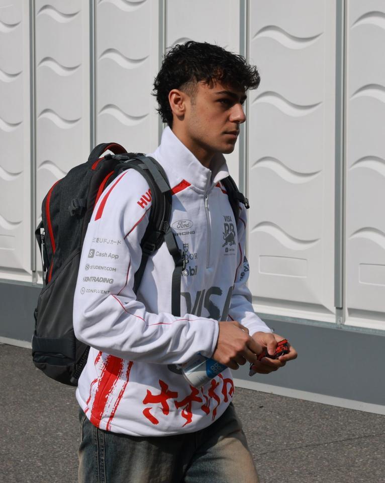 サーキット入りするレーシングブルズ・フォードのアービッド・リンドブラッド＝鈴鹿サーキット（撮影・神子素慎一）