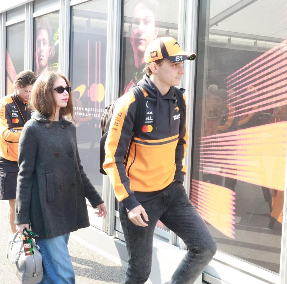 サーキット入りするマクラーレン・メルセデスのオスカー・ピアストリ＝鈴鹿サーキット（撮影・神子素慎一）