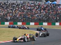 声援を受け好走するレーシングブルズ・フォードのアービッド・リンドブラッド＝鈴鹿サーキット（撮影・神子素慎一）