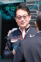関係者と話すＨＲＣ・渡辺康治社長＝鈴鹿サーキット（撮影・神子素慎一）