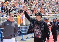 ドライバーズパレードで観客席に向かって手を振るメルセデスのジョージ・ラッセル。左はアウディのニコ・ヒュルケンベルグ＝鈴鹿サーキット（撮影・神子素慎一）