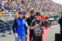 ドライバーズパレードに参加したレッドブル・フォードのマックス・フェルスタッペン（左）とメルセデスのアンドレア・キミ・アントネッリ＝鈴鹿サーキット（撮影・神子素慎一）