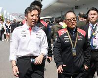 ハース・フェラーリの小松礼雄代表（左）とパドックを歩くトヨタ・豊田章夫会長＝鈴鹿サーキット（撮影・神子素慎一）