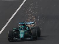 果敢に攻め込むアストンマーティン・ホンダのフェルナンド・アロンソ（左）＝撮影・神子素慎一