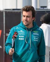 サーキット入りするアストンマーティン・ホンダのフェルナンド・アロンソ（撮影・神子素慎一）