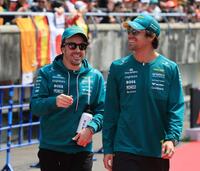 アストンマーティン・ホンダのランス・ストロール（右）と談笑するアストンマーティン・ホンダのフェルナンド・アロンソ（撮影・神子素慎一）